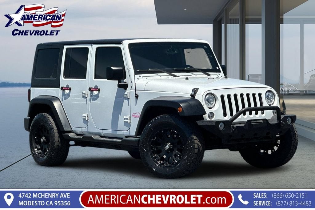 2015 Jeep Wrangler Unlimited Sahara in Bright White Clea — front three-quarter view
